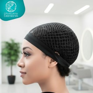 Modelo de perfil usando un gorro de red negro para la elaboración de pelucas, con todo el cabello recogido debajo.